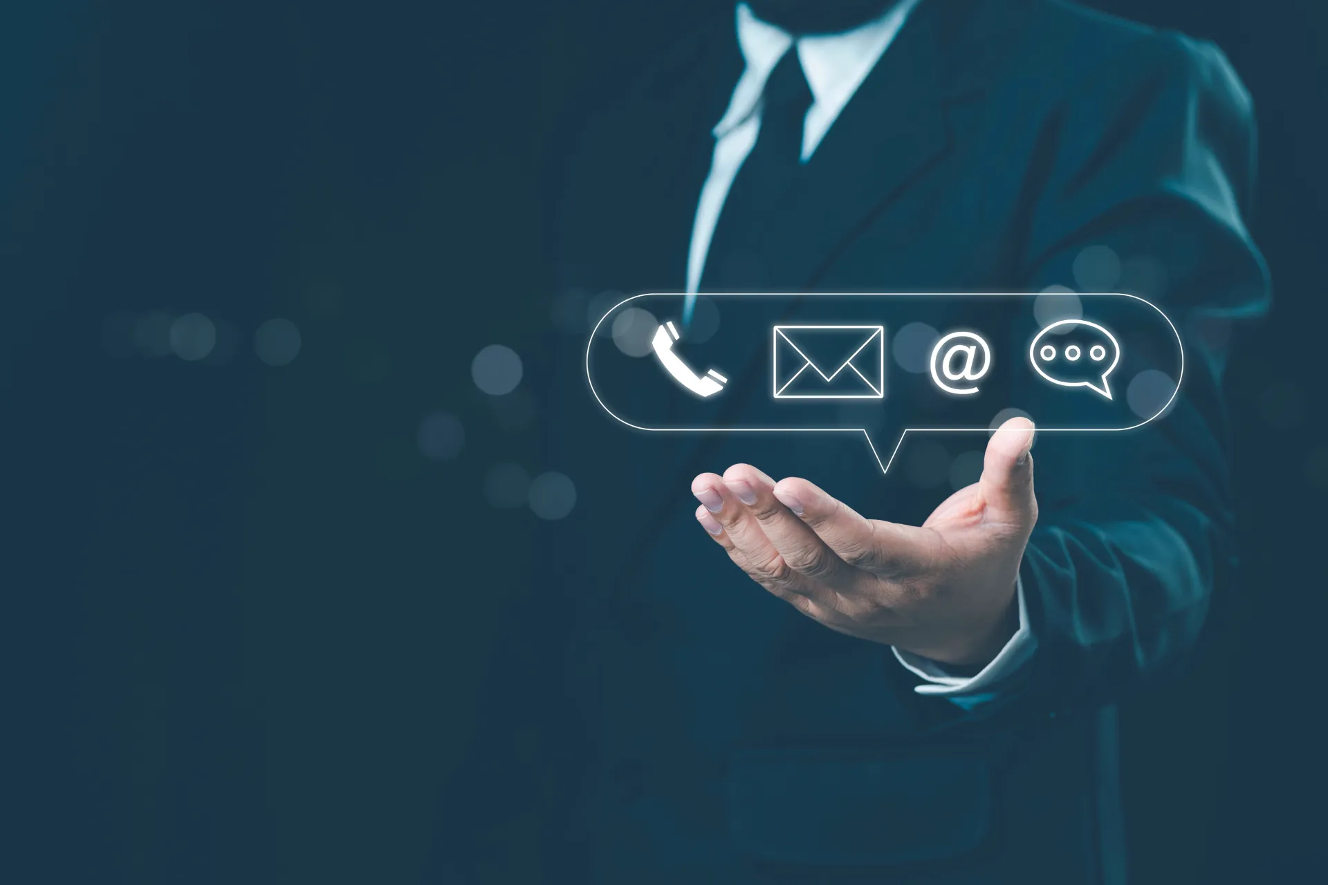 Affärsman med kontaktikoner